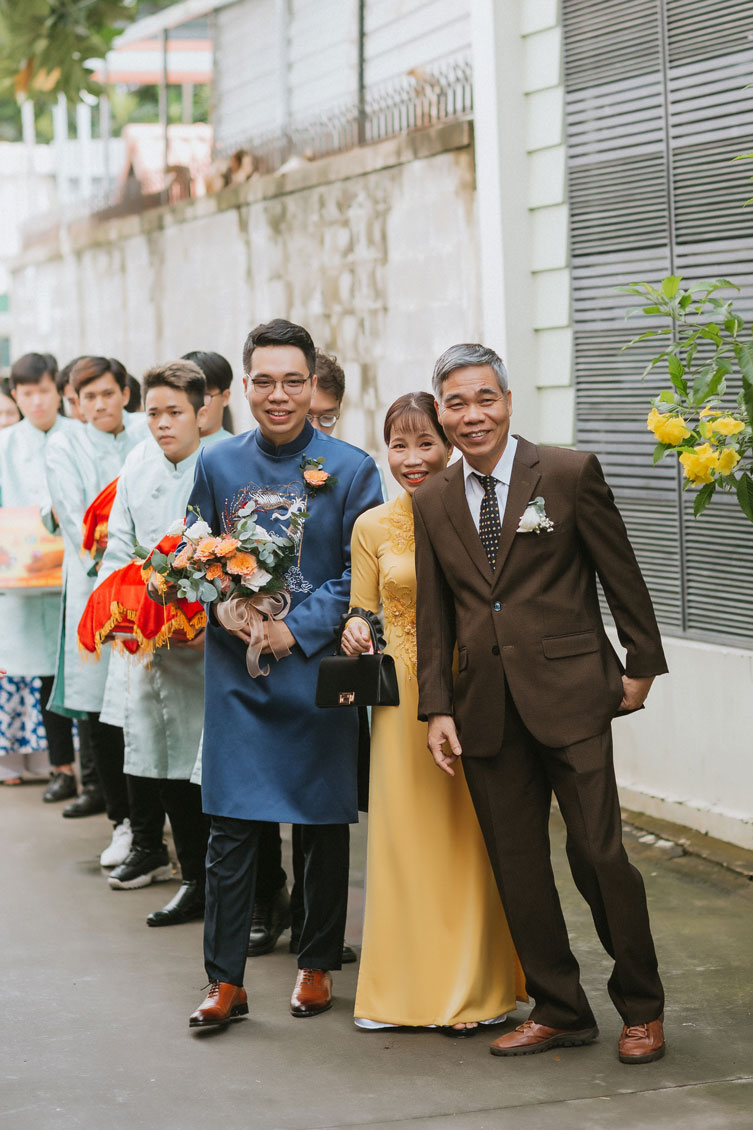 Trình tự đầy đủ của lễ rước dâu với đội bưng quả.
