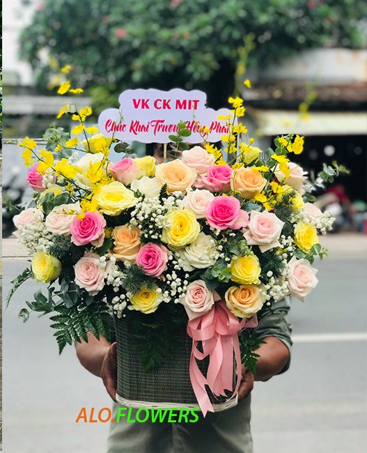 Lẵng hoa chúc mừng khai trương với tông màu đỏ