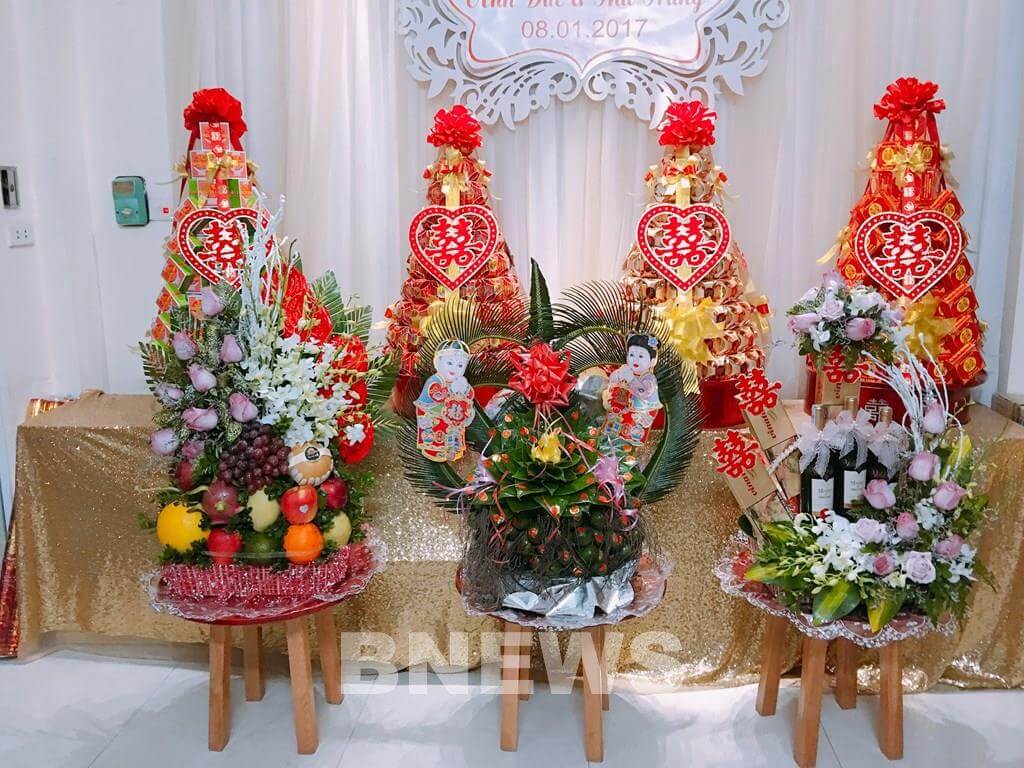 Cô dâu chú rể trong lễ ăn hỏi trang trọng