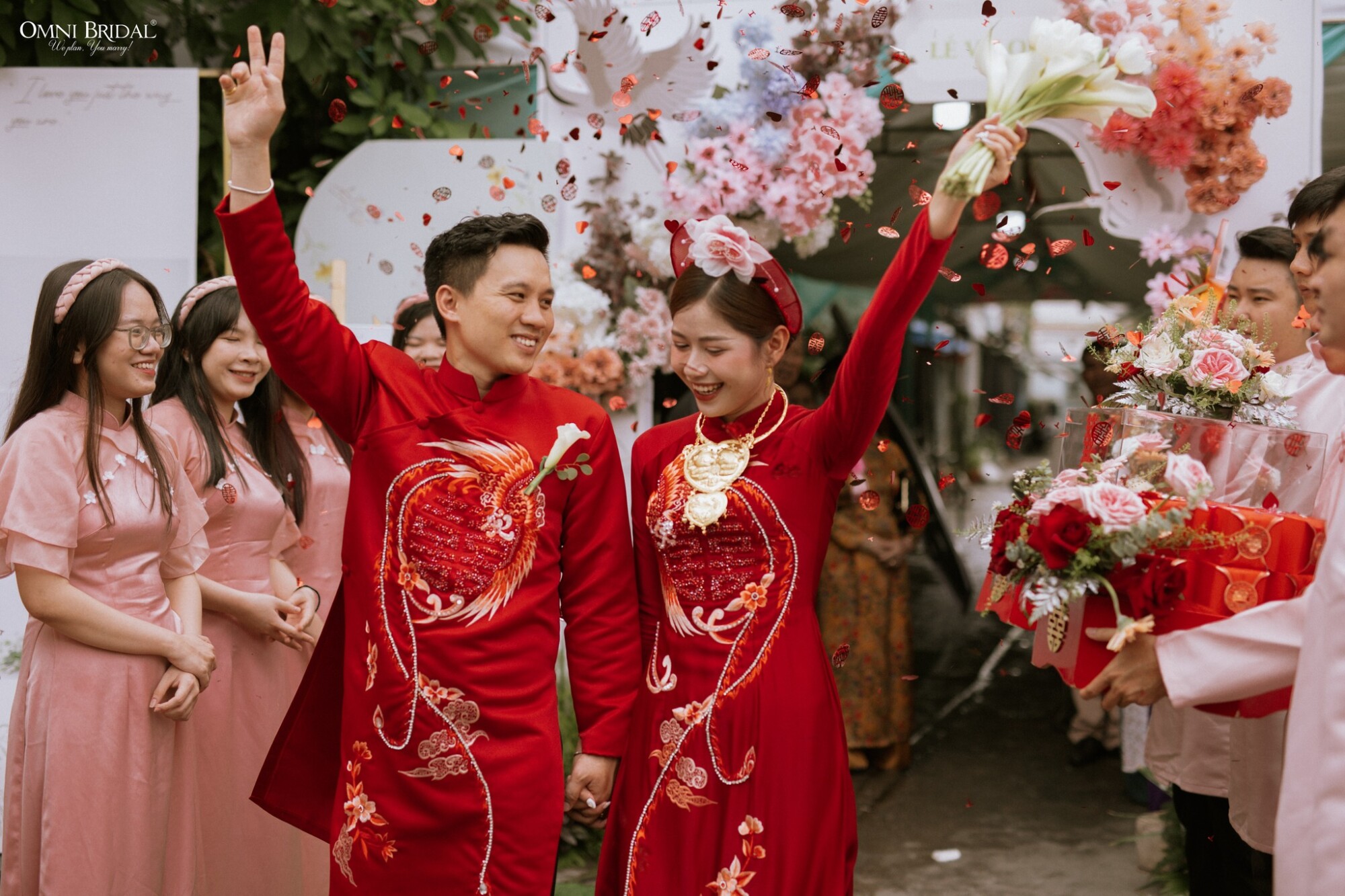 So sánh lễ rước dâu xưa và nay qua trang phục cưới.