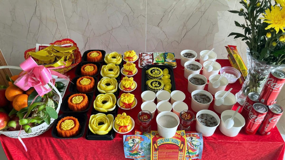 Mâm cúng khai trương đơn giản nhưng đầy đủ lễ vật cho cửa hàng.