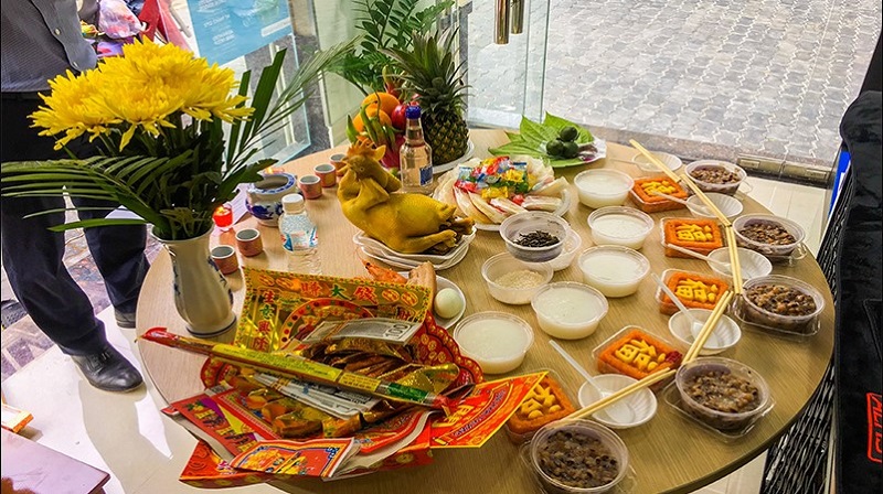 Mâm cúng khai trương đầy đủ chi tiết được đặt ở vị trí trang trọng.