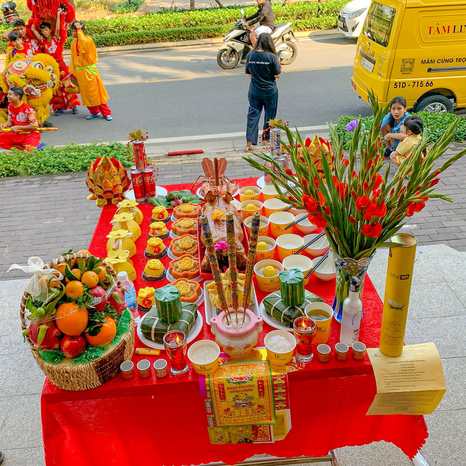 Mâm cúng khai trương thịnh soạn với heo quay, gà luộc, xôi, hoa quả.