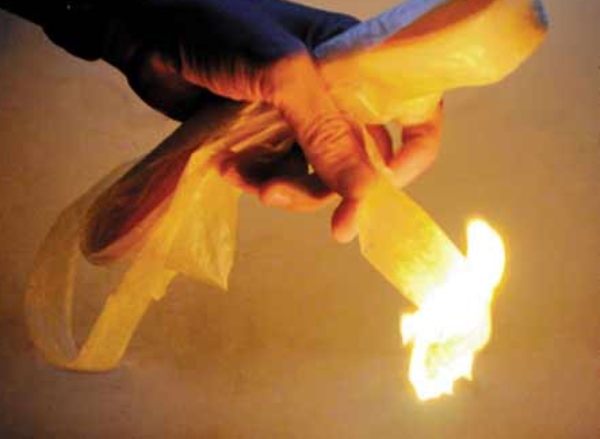 Đốt vía sau khi tham gia tang lễ cũng là cách để tránh hơi lạnh đám ma