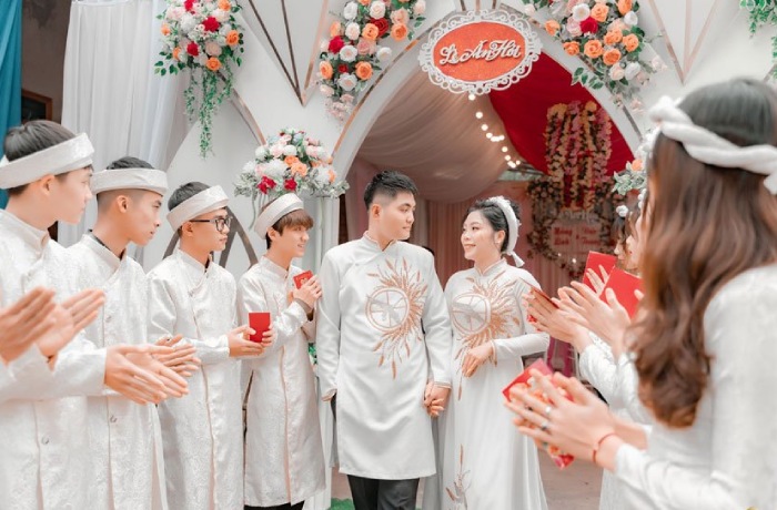 Cô dâu chú rể trong trang phục lễ đính hôn cổ truyền