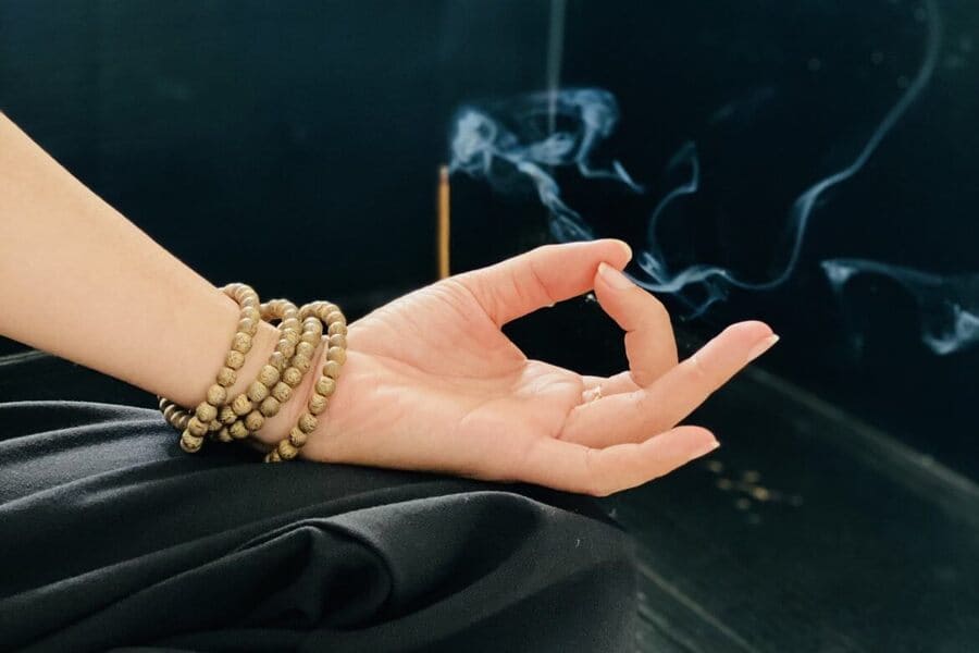 Đốt trầm hương và thiền định để tẩy uế, thanh lọc khí trường khi mơ thấy đám ma