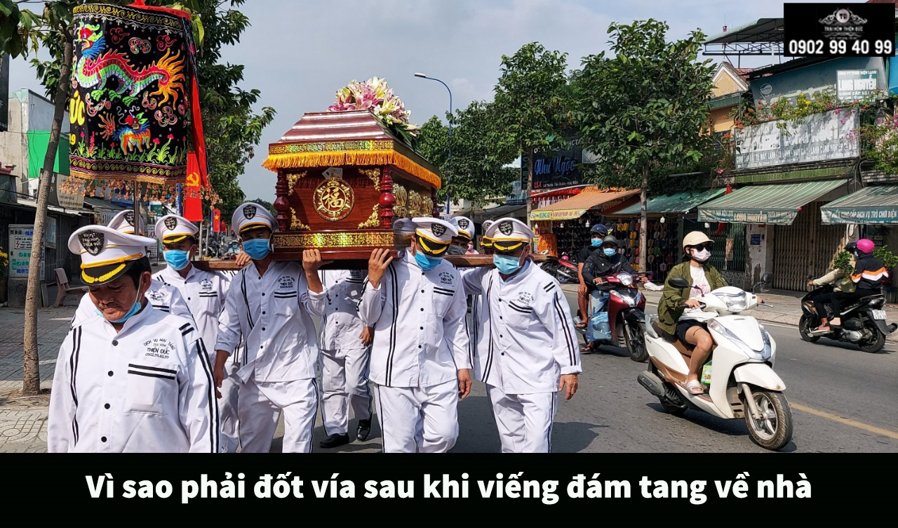Vì sao phải đốt vía sau khi viếng đám tang về nhà